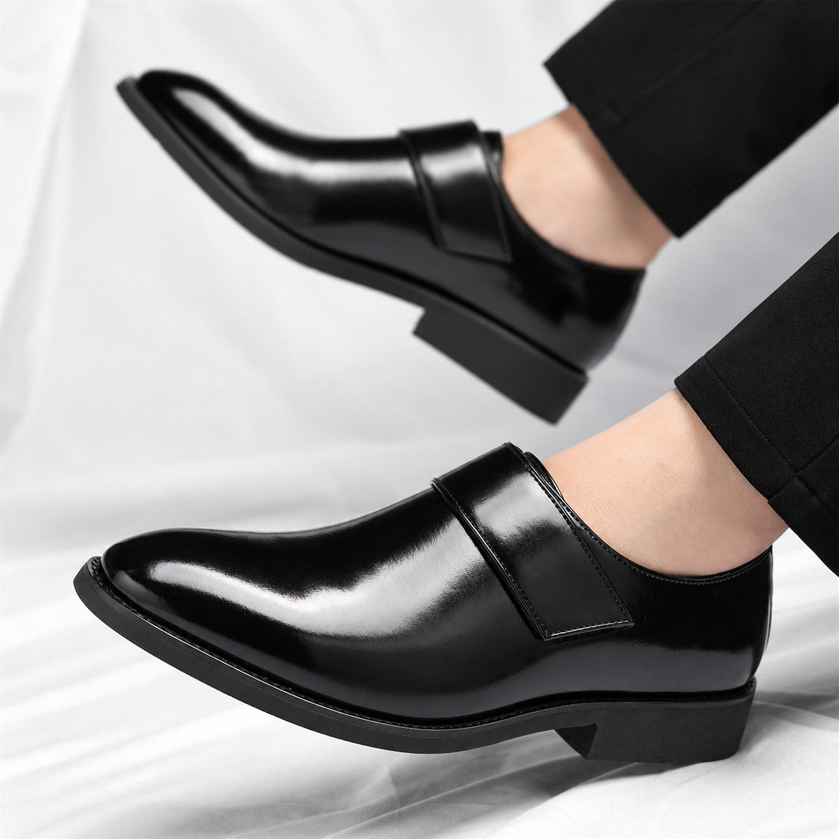 Bovenaanzicht van de bruine leren loafers op een houten vloer, wat de veelzijdigheid van de stijl toont.