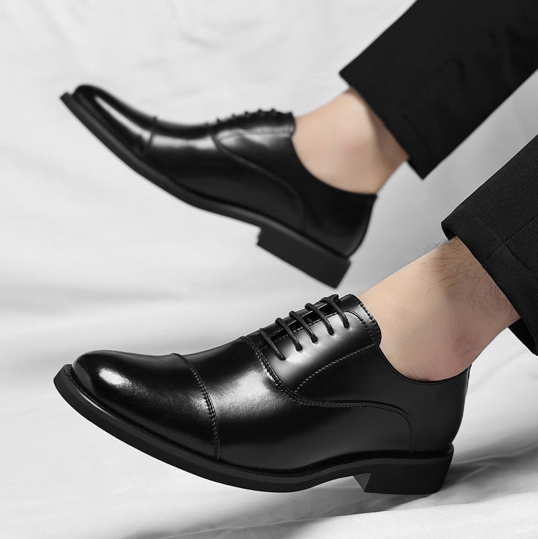 Een man loopt door de stad, waarbij zijn Jelte leren herenschoenen comfort en stijl in beweging uitstralen.