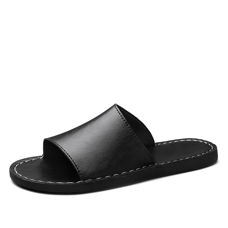 Een man staand op een terras, genietend van het comfort en de stijl van zijn bruine leren sandalen.