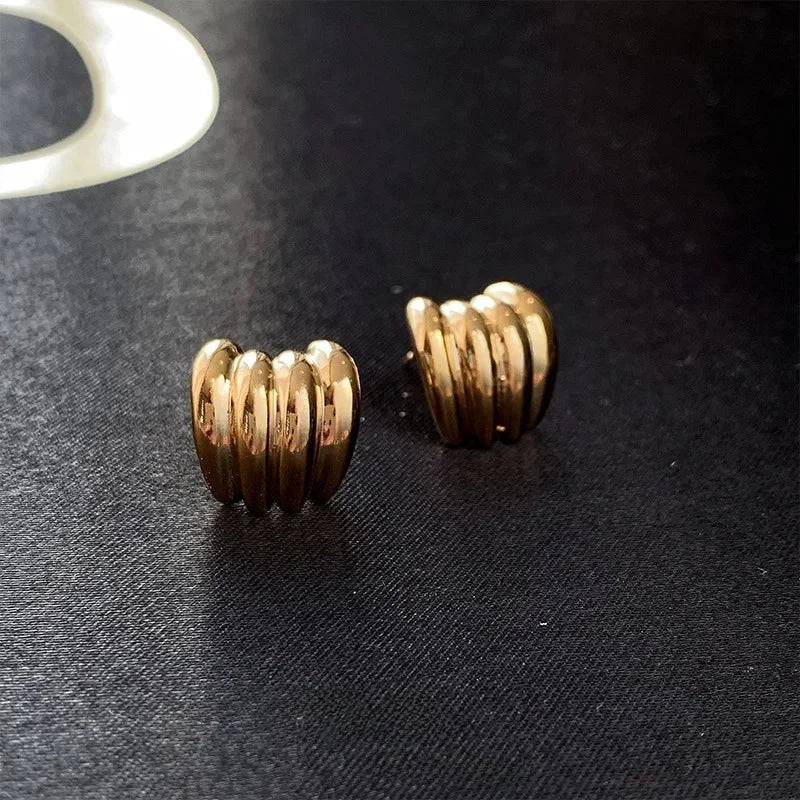 Gouden Oorbellen met Schelp Hanger - Zomerse Oorstekers Dames