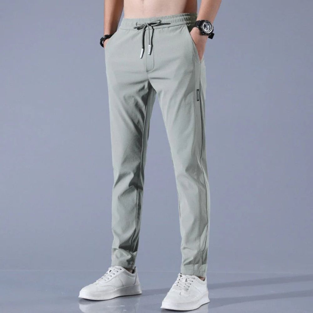 Achteraanzicht van de donkergrijze Caleb stretchbroek, perfect voor diverse actieve gelegenheden.