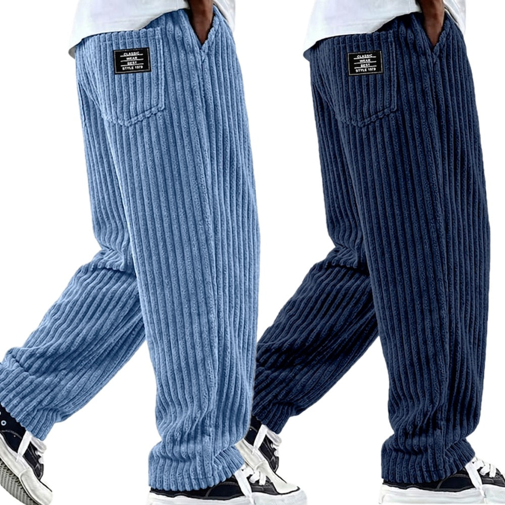 Achterkant van de zwarte heren trousers, met focus op de pasvorm en de subtiele details van het ontwerp.