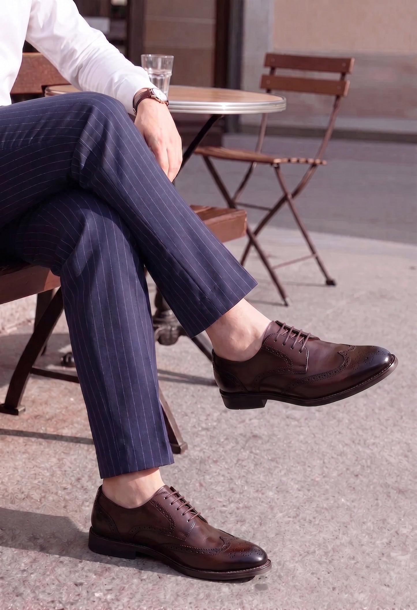 De bruine en zwarte Wingtip Brogue herenschoenen naast elkaar, demonstrerend de kleuropties en vakmanschap van het leer.