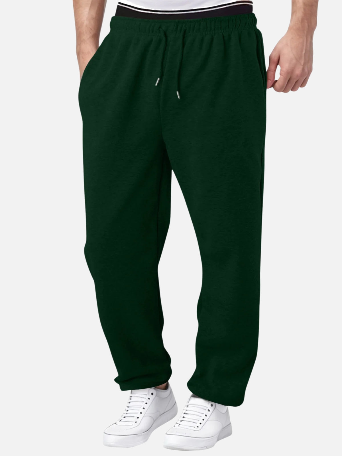 Detail van een versterkte naad op de witte fleece broek, benadrukt de duurzaamheid en kwaliteitsconstructie van de broek.