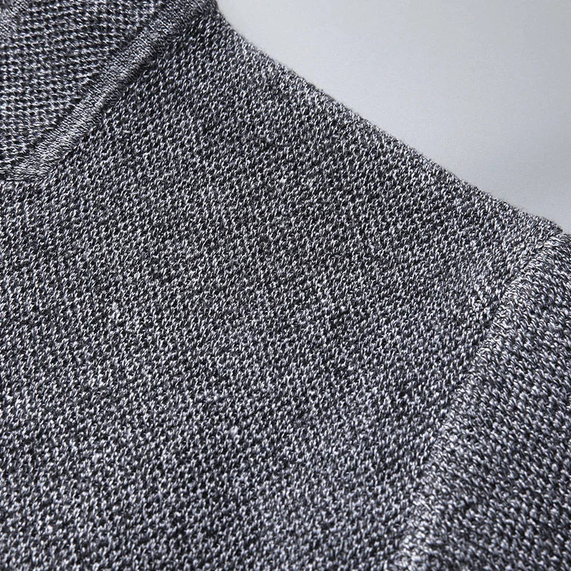 Een opgevouwen zwart cardigan op een lichte achtergrond, toont de kwaliteit en compactheid.
