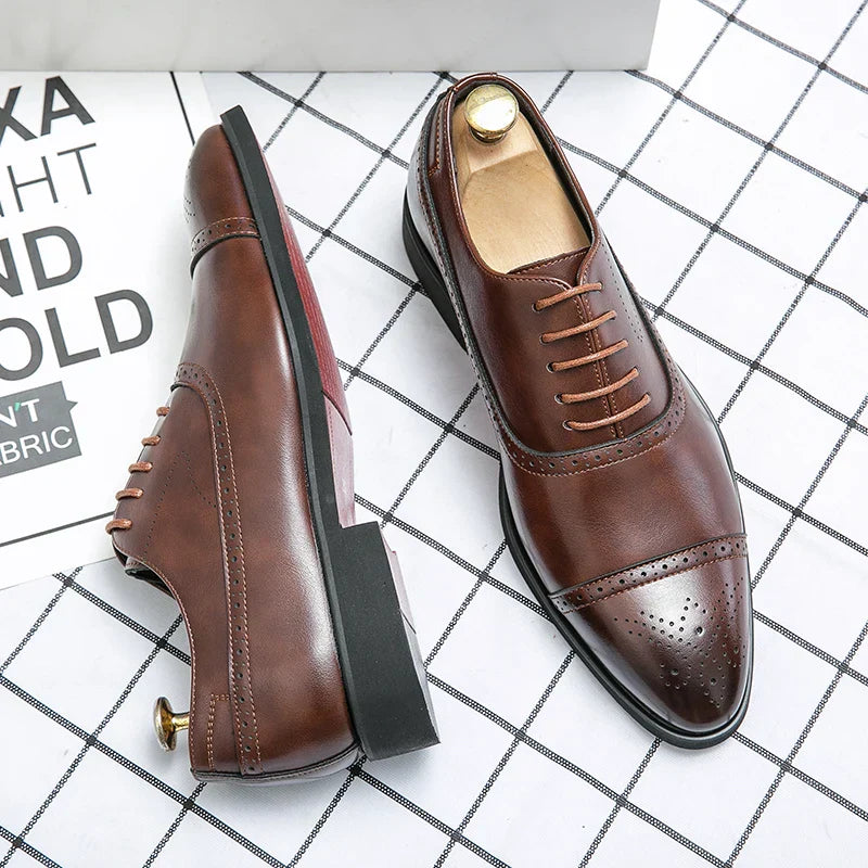 Zijaanzicht van de elegante leren Oxfordschoenen, waarbij de slanke lijn en gestructureerde pasvorm duidelijk zichtbaar zijn.