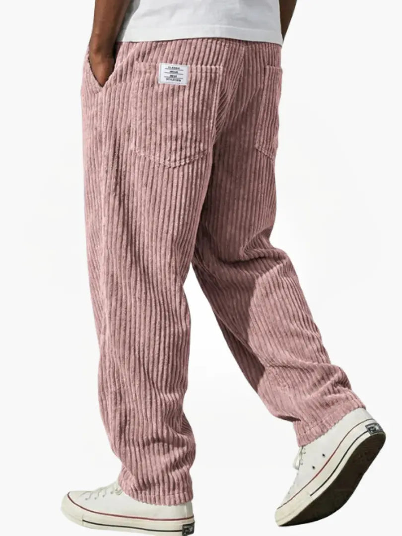 Overzicht van de gehele Jonas corduroy broek, liggend plat om de stof en pasvorm te tonen.