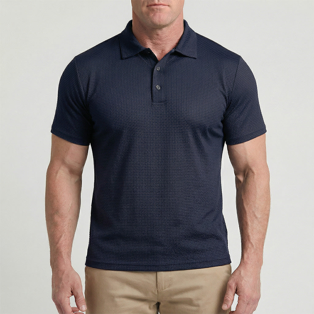 Man die de zachtheid van de stof van het Jorin herenpoloshirt test, close-up van de hand