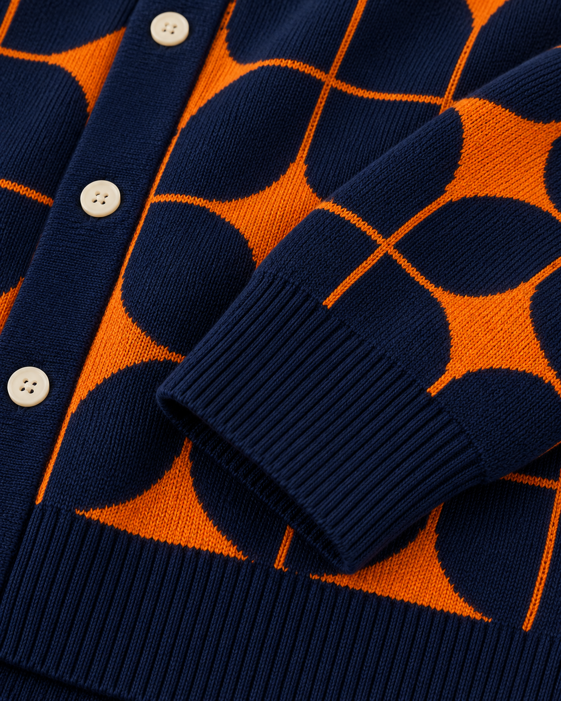 Melle Gebreid Polo Vest – detail gebreide stof, oranje geometrisch patroon en geribde boord