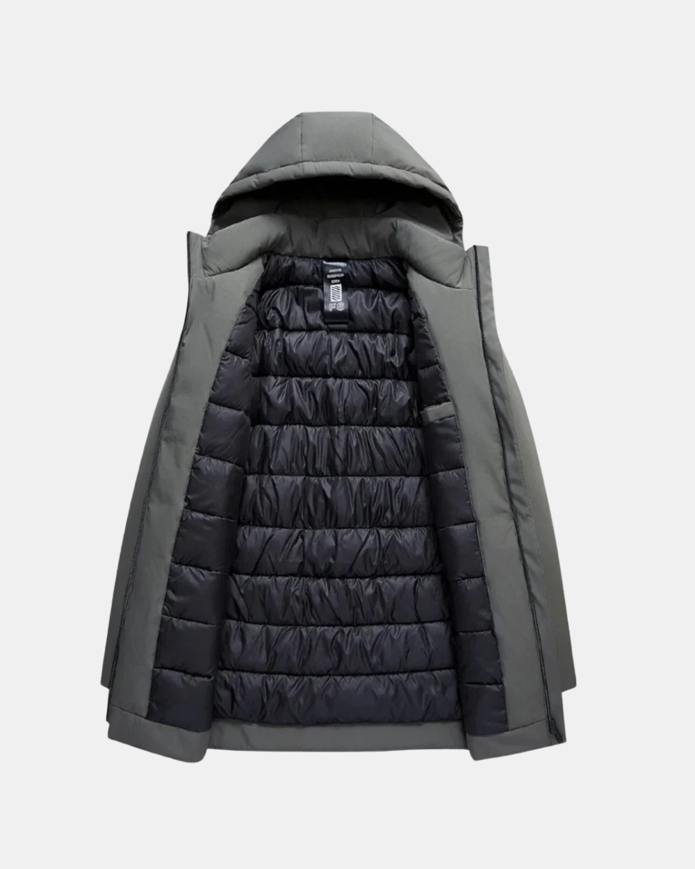 Close-up van de functionele zakken en subtiele merkdetails van de Noah winterjas, benadrukt de praktische elementen.
