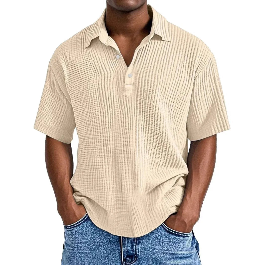 Man die het Oliver retro zomerhemd draagt in een lichte tint, genietend van een zomerse dag