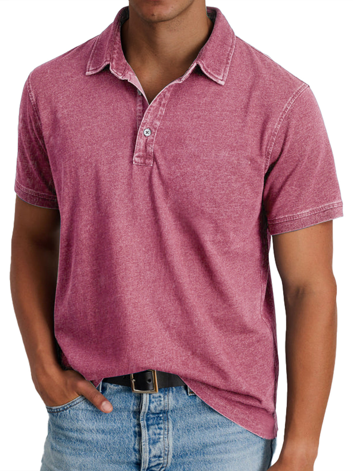 Detail van de mouw en de zoom van het violette heren poloshirt, benadrukkend de kwaliteit.