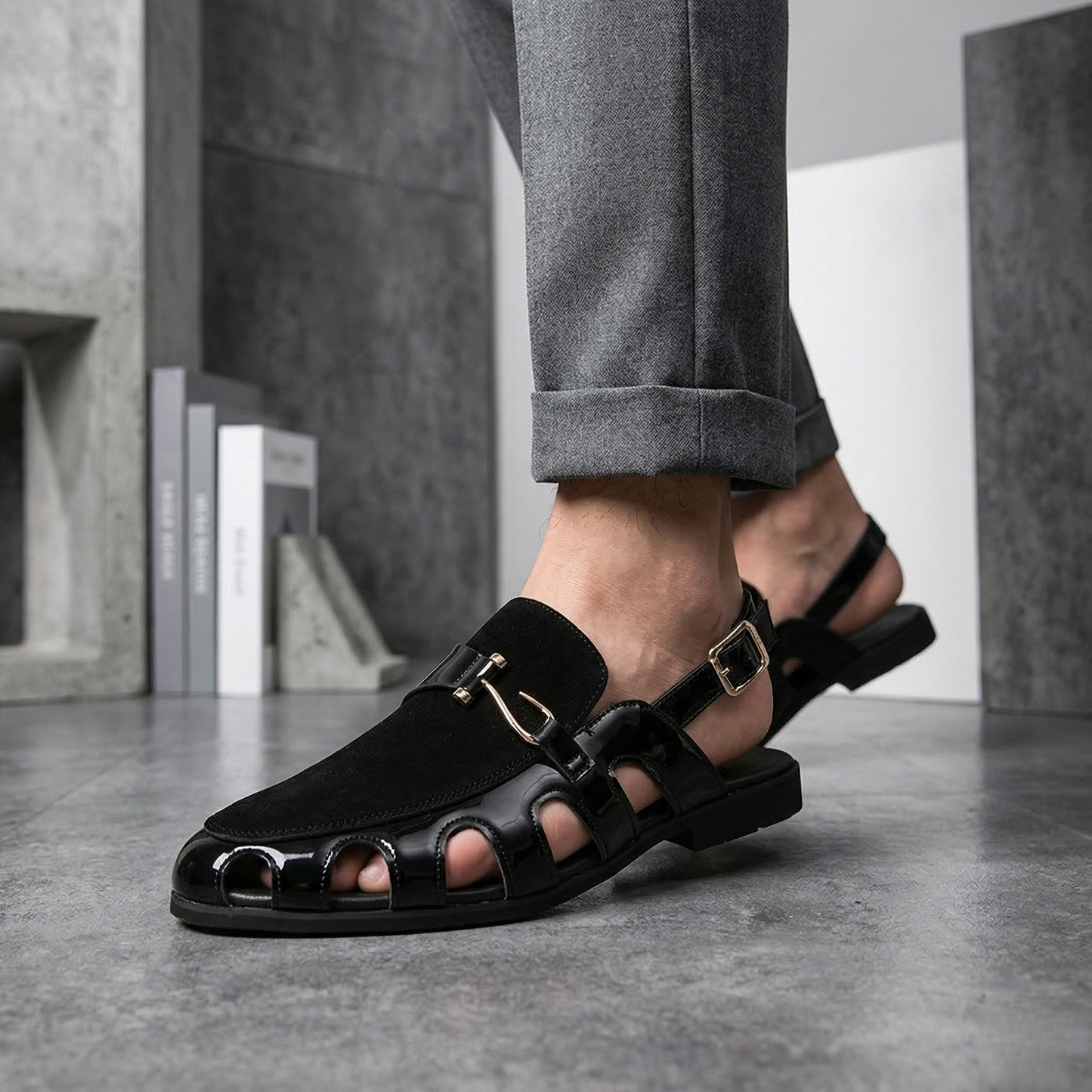 Gedetailleerd shot van de gladde lederen textuur en stiksels van de Reuben slingback sandaal.