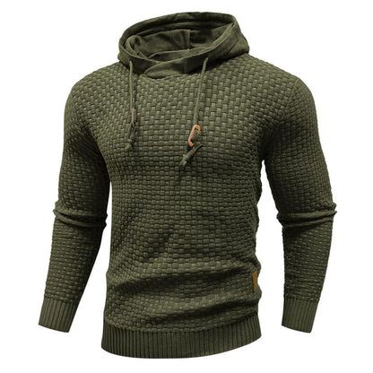 Legergroene warme hoodie, gedragen tijdens een herfstige wandeling, toont de functionaliteit.