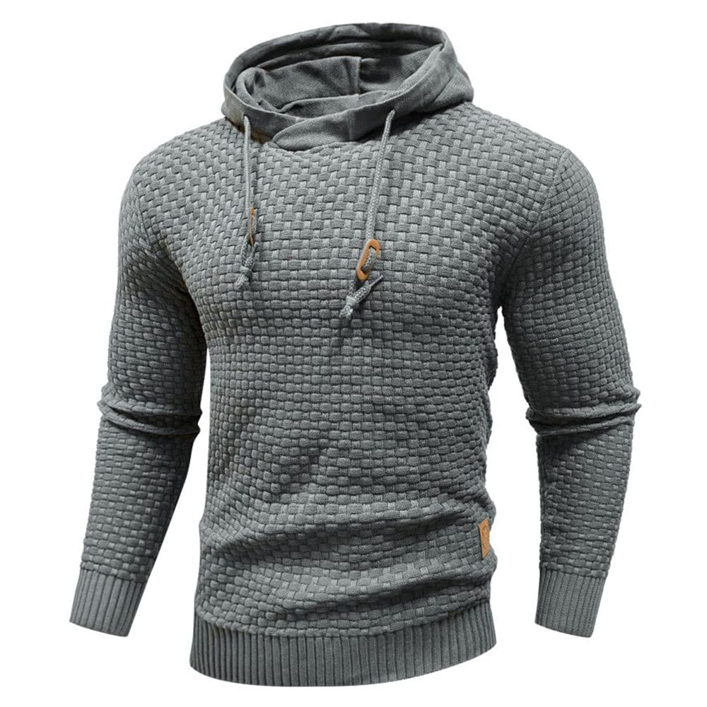 Donkergrijze hoodie voor mannen, gedragen door een model in een stedelijke buitenomgeving.