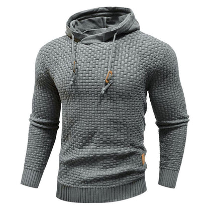 Donkergrijze hoodie voor mannen, gedragen door een model in een stedelijke buitenomgeving.