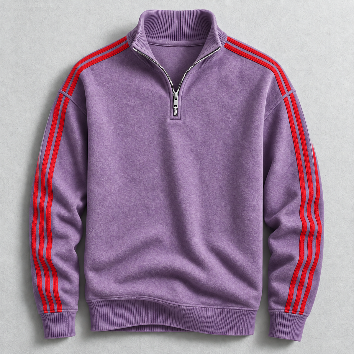 Man draagt een beige katoenen pullover in een lichte, casual setting, straalt comfort uit.
