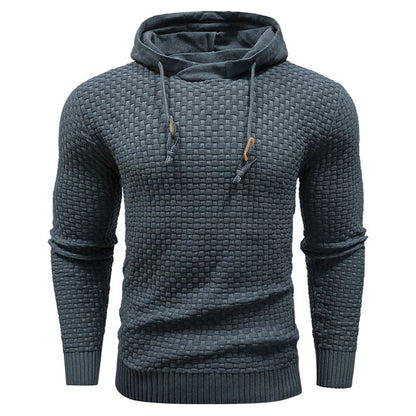 Blauwgrijze Siebe hoodie in een actieve setting, man beweegt, de hoodie behoudt zijn vorm en biedt flexibiliteit.