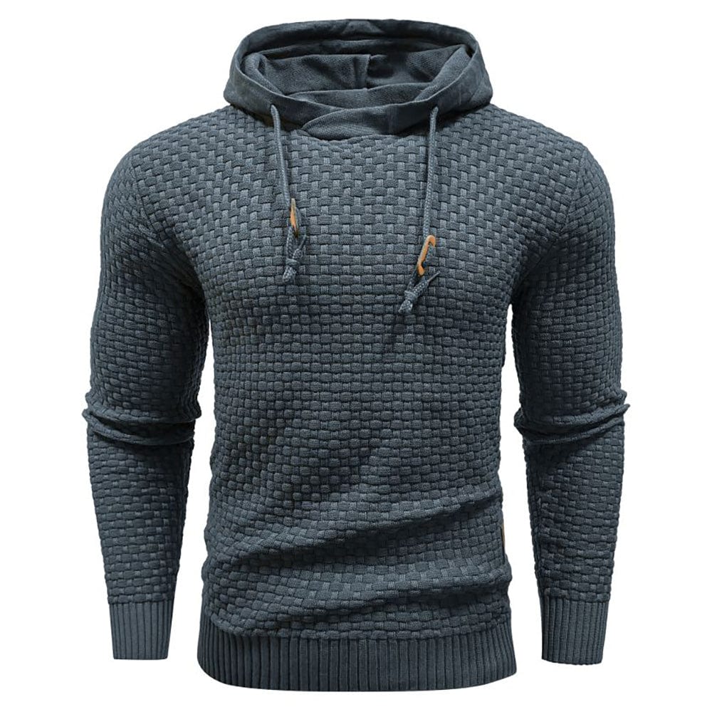 Blauw-grijze hoodie, gedragen in een casual setting, toont de veelzijdigheid van deze heren hoodie.