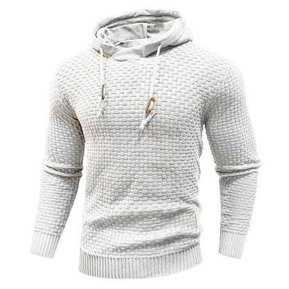 Model toont de witte Siebe hoodie, met de handen in de kangoeroezak, ontspannen houding, ideaal voor vrije tijd.