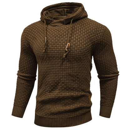 Man in de donkergrijze Siebe hoodie, in een stedelijke omgeving, veelzijdig en modern voor diverse gelegenheden.