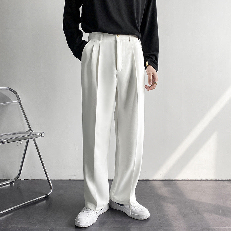 Een set van zowel de zwarte als de witte pantalon, netjes geordend op een plat oppervlak, klaar voor styling.