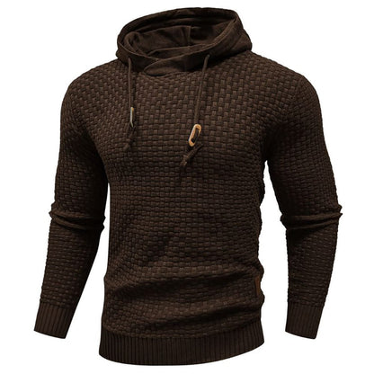 Man in de bruine Siebe hoodie tijdens een lichte wandeling in de natuur, praktisch en warm voor buitenactiviteiten.