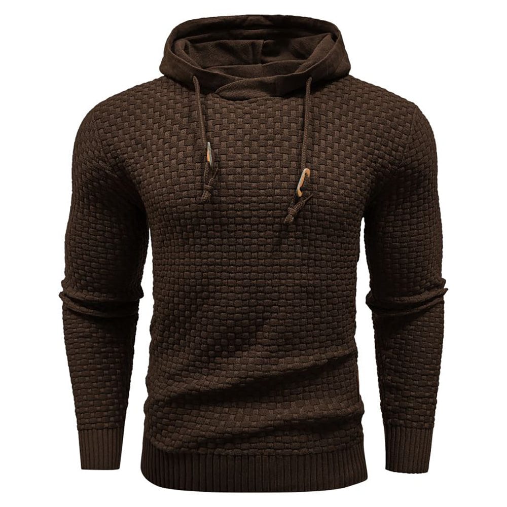 Bruine hoodie, gedragen tijdens een buitenactiviteit, benadrukt de warmte-isolerende eigenschappen.
