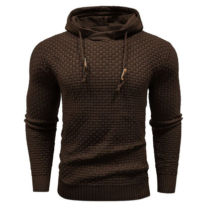 Bruine hoodie, gedragen tijdens een buitenactiviteit, benadrukt de warmte-isolerende eigenschappen.