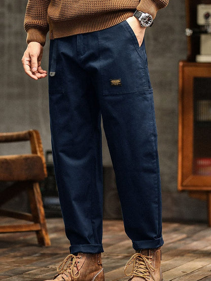 De Wessel broek in kaki, liggend plat, toont de volledige omtrek en de gelijkmatige afwerking van de broek.