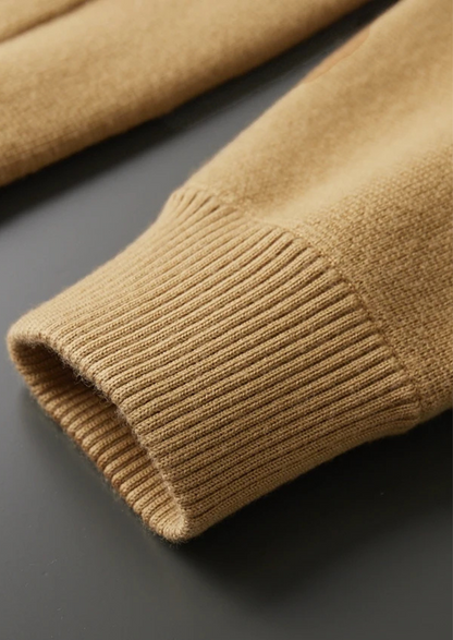Detailopname van de ribgebreide boorden en zoom van de luxe kasjmier trui, voor extra comfort.