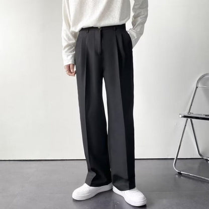 Zijwaarts beeld van de witte pantalon, die de slanke snit en het comfortabele draagcomfort duidelijk toont.