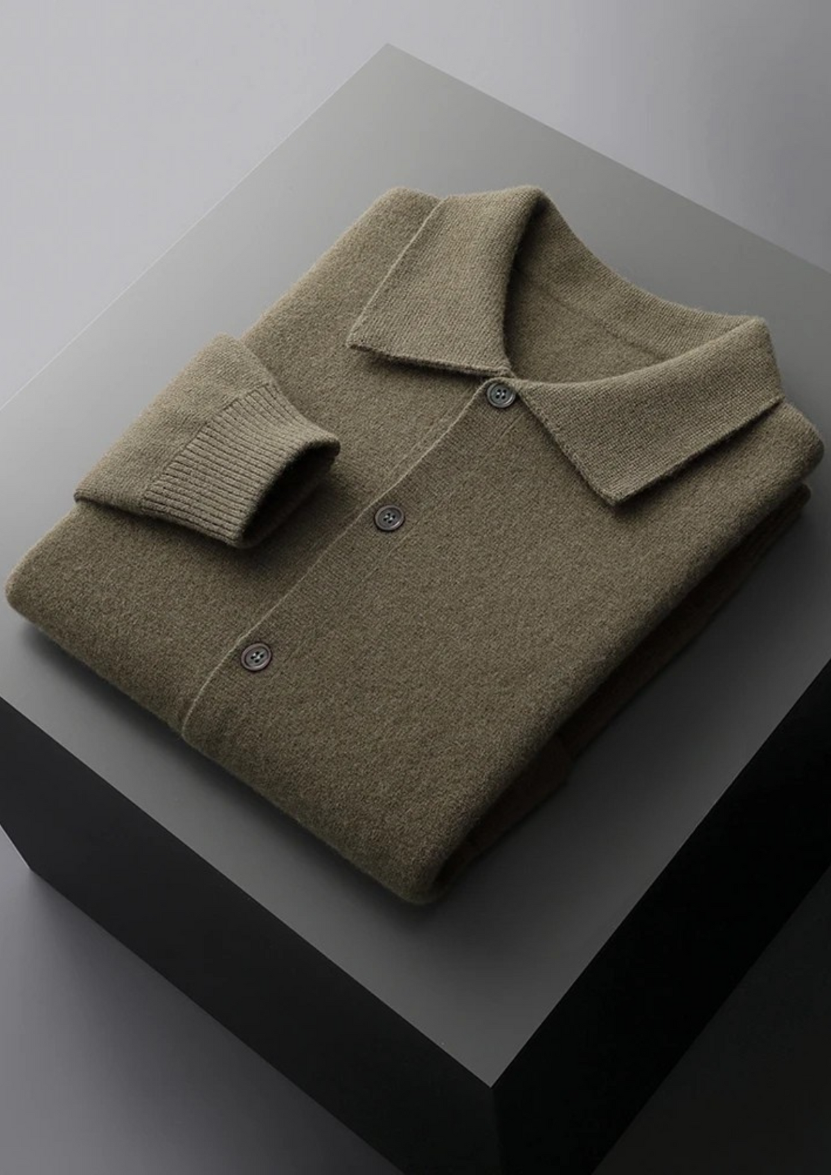 Close-up van de kraag en nekwijde van de zwarte kasjmier trui, elegant en comfortabel.