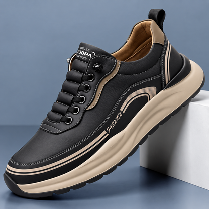 Vooraanzicht van de Aris leren vrijetijdssneakers in zwart, met zichtbare contraststiksels en veters.