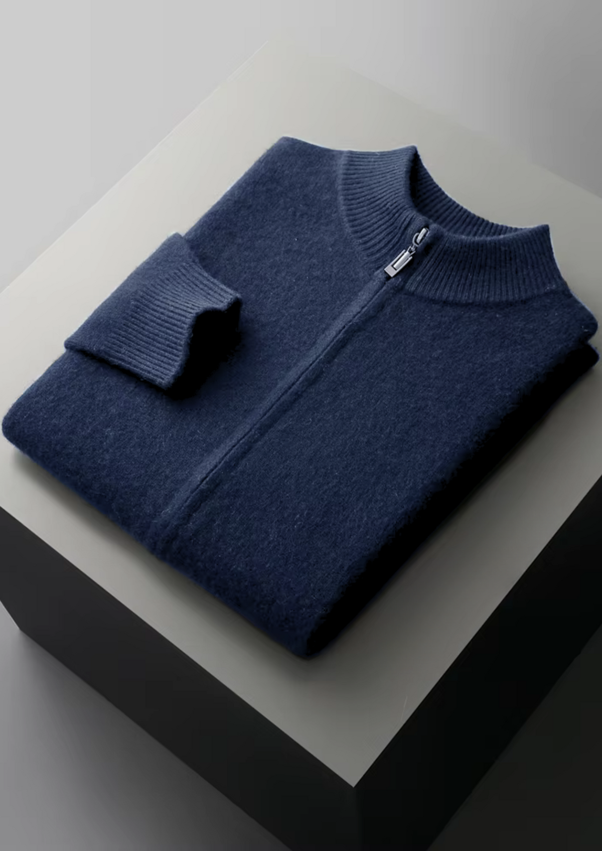 Close-up van de stof van de zwarte Merino wollen sweater, toont de dichte en luxe brei.