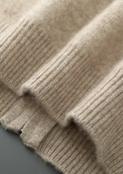 Close-up van de mouwboord en de naadloze afwerking van de navy Merino wollen sweater.