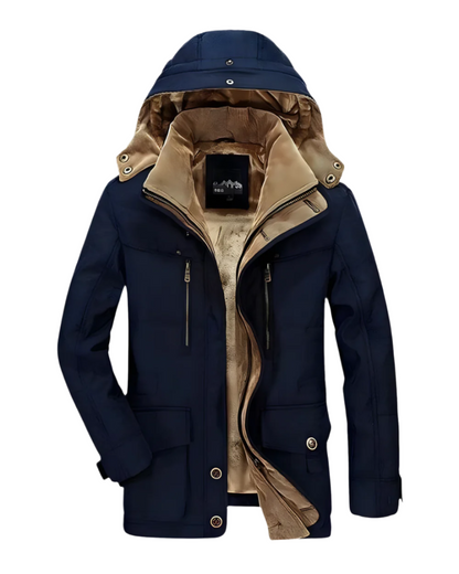 Merijn gewatteerde winterjas in blauw, volledig vooraanzicht gedragen door een man, toont de moderne pasvorm.