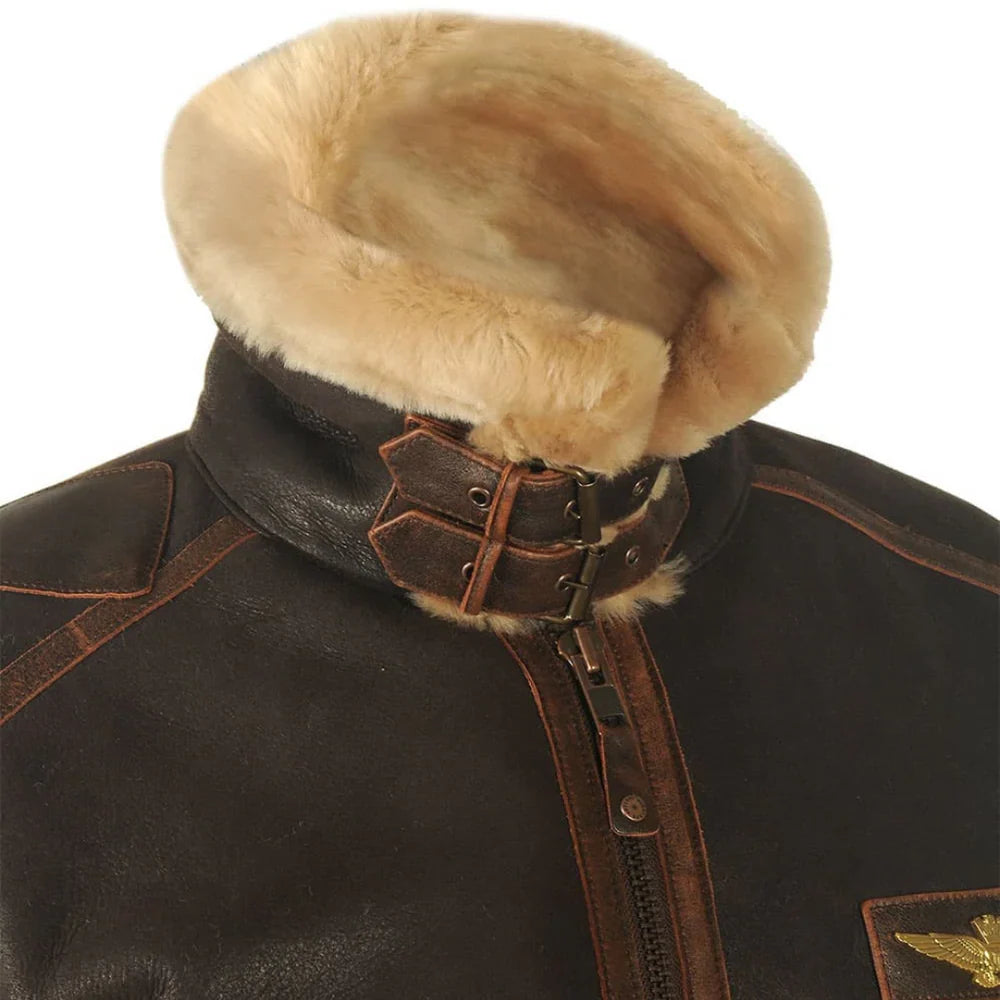 Zijaanzicht van de bruine aviator jas, gedragen door een man die loopt, toont de bewegingsvrijheid.