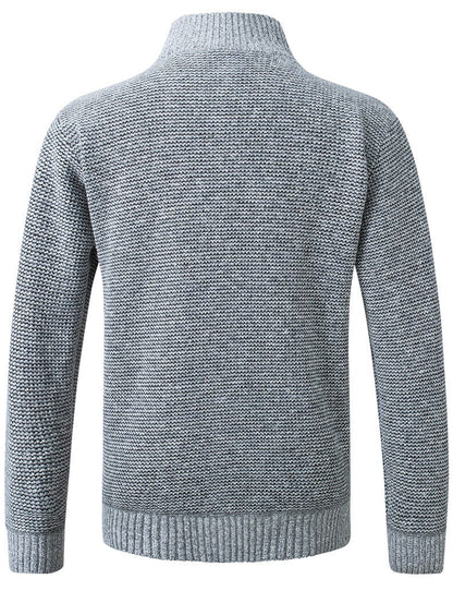 Close-up van het verstelbare trekkoord in de taille van de zwarte jas, met aandacht voor de afwerking.