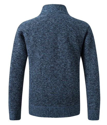 Een man draagt de Seppe jas in het bordeauxrood, casual gecombineerd met een T-shirt, in een stedelijke omgeving.