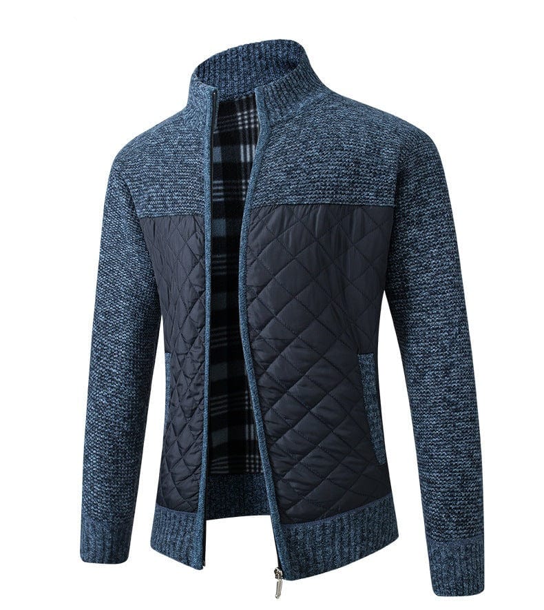 Detailopname van de geribbelde manchet en de zachte katoenen stof van de lichtblauwe jas.