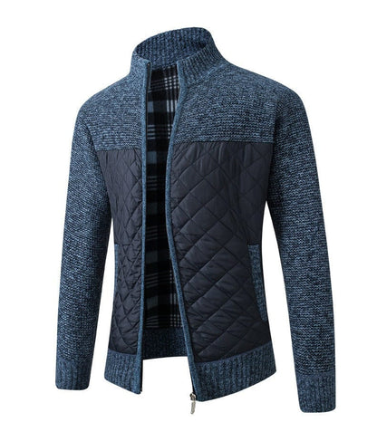 Detailopname van de geribbelde manchet en de zachte katoenen stof van de lichtblauwe jas.