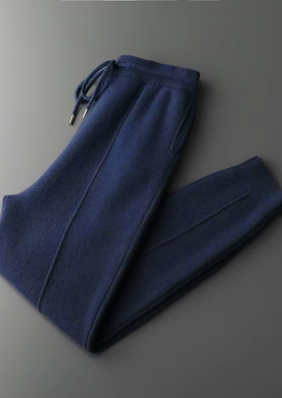 Model toont de flexibiliteit en het draagcomfort van de zwarte Merino wollen sweater tijdens beweging.