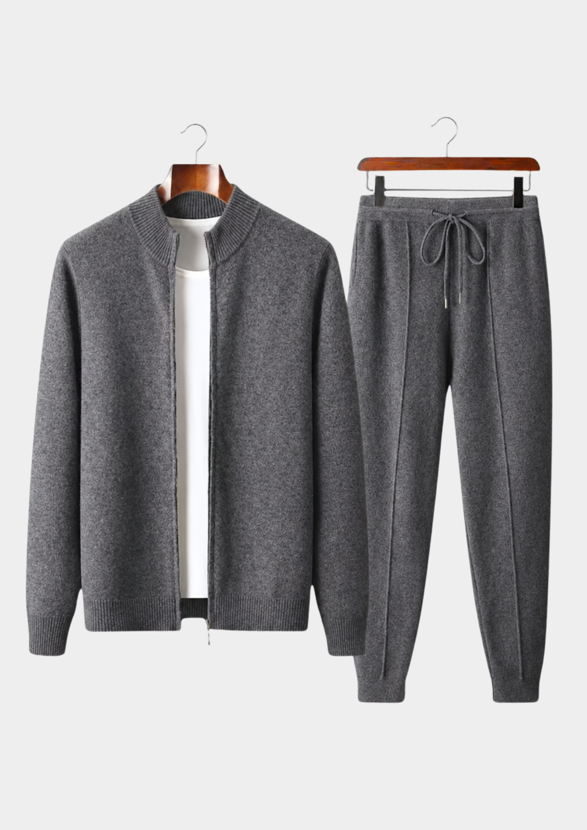 Elegante zwarte Merino wollen sweater, netjes op een hanger in een geordende kledingkast.