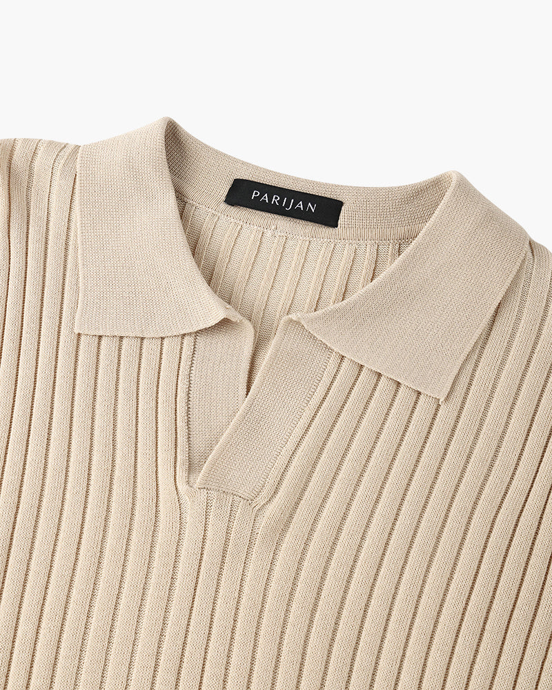Wit herenpoloshirt, detail van de kraagstructuur en de overgang naar de V-hals, verfijnd design.