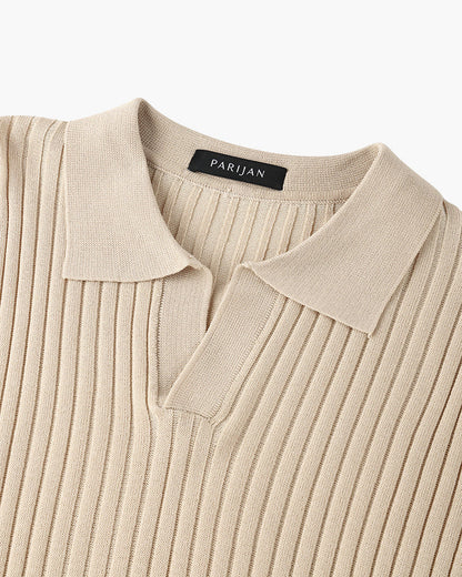 Wit herenpoloshirt, detail van de kraagstructuur en de overgang naar de V-hals, verfijnd design.