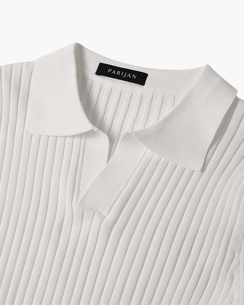 Close-up van de korte mouw en de zoom van het zwarte poloshirt van katoenmix, gedetailleerde weergave.