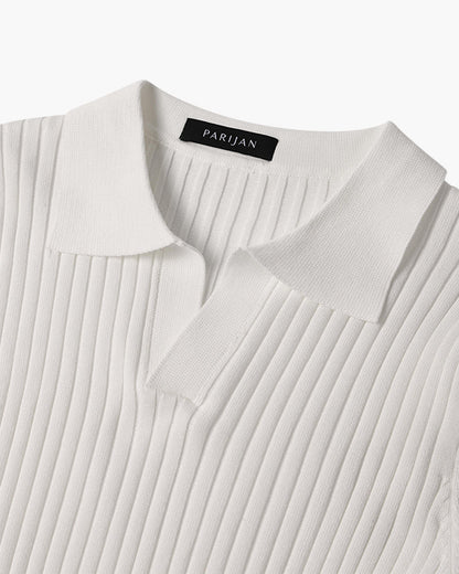 Close-up van de korte mouw en de zoom van het zwarte poloshirt van katoenmix, gedetailleerde weergave.