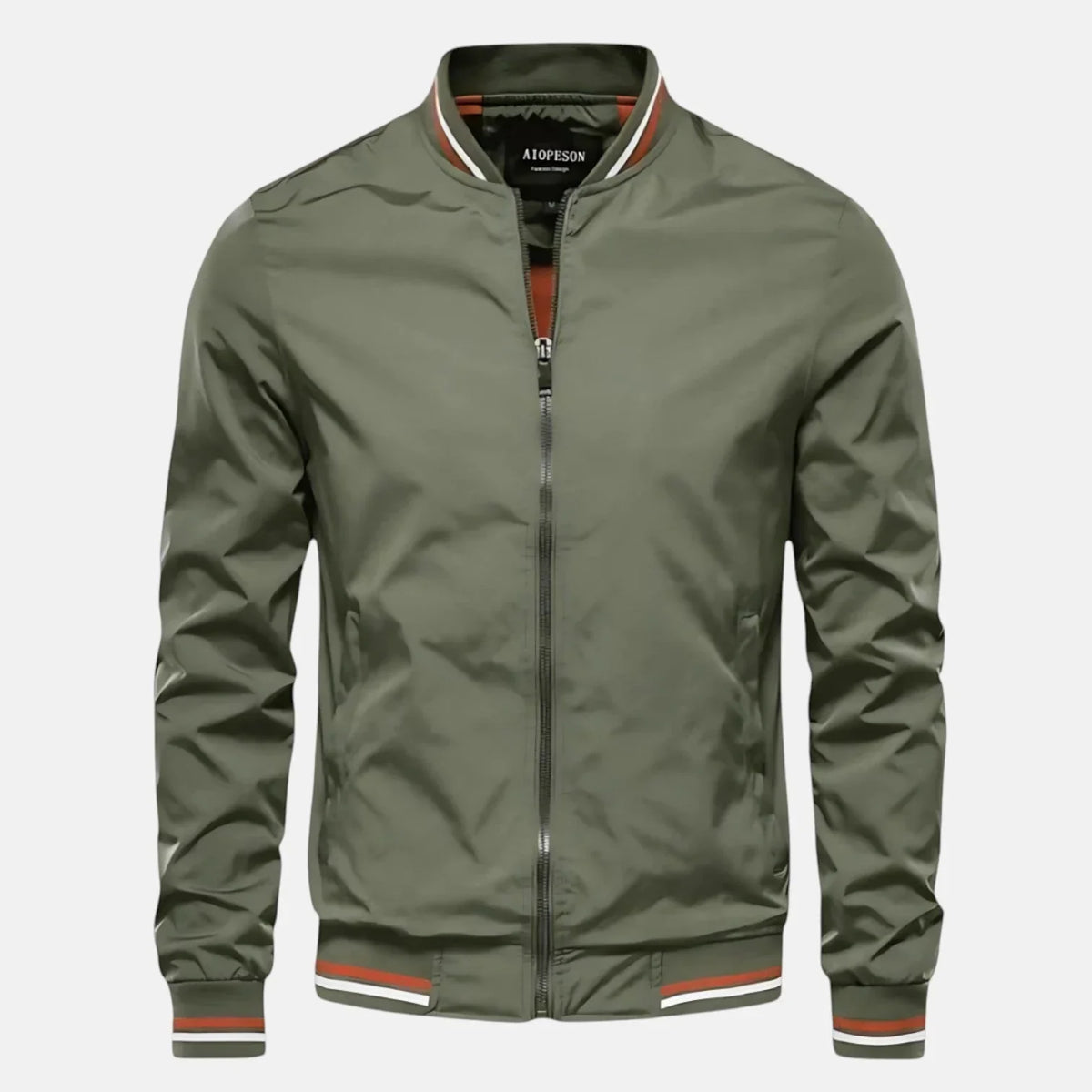 Voorkant van de Rick casual herenjas in een groene kleur, met rits gesloten, model staat ontspannen.