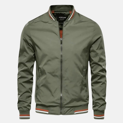 Voorkant van de Rick casual herenjas in een groene kleur, met rits gesloten, model staat ontspannen.